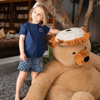 Coussin Safari Lion Natural | ours et tee shirt bleu marine Nos minis
