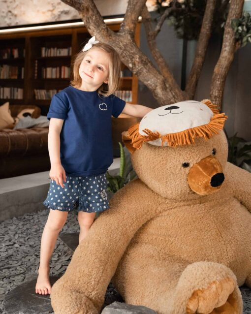 Coussin Safari Lion Natural | ours et tee shirt bleu marine Nos minis