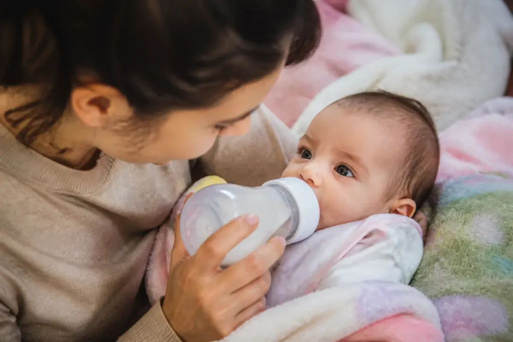 En combien de temps un bébé doit boire son biberon ?